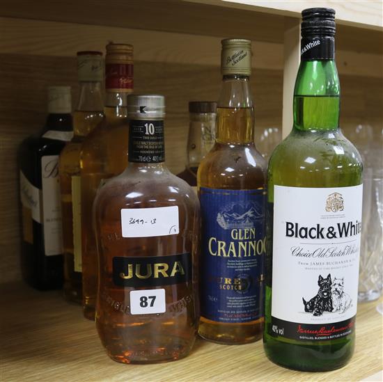 Seven assorted bottles of whisky: Ballantines, Dewars, Grants Family Reserve, Glencrannog, Black and White,
